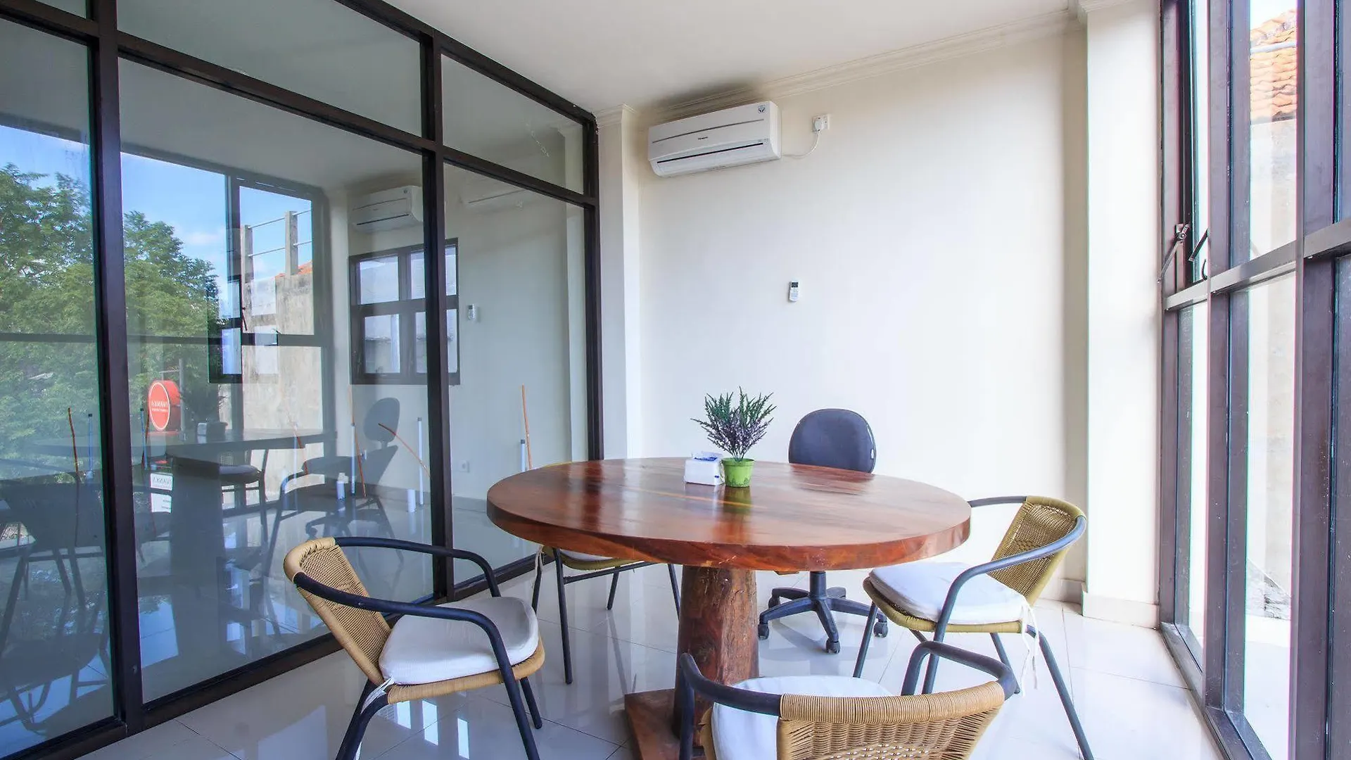 Ivanka Airport Inn Kuta Lombok 0*,  Indonesië